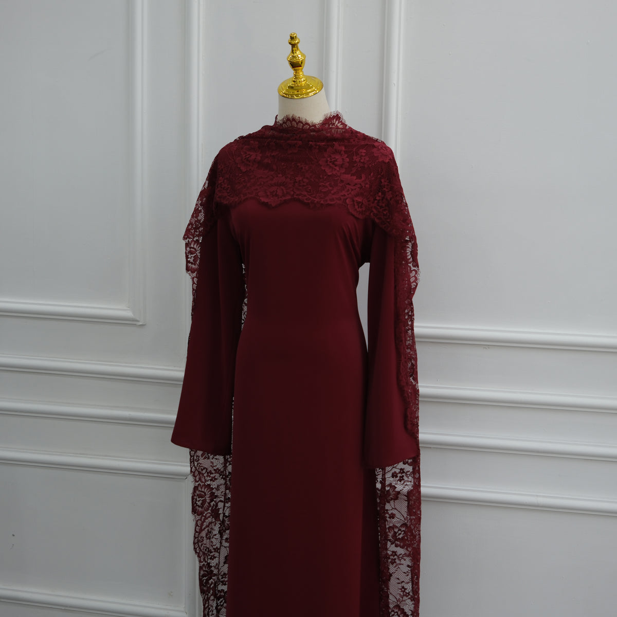 Abaya à cape amovible en dentelle