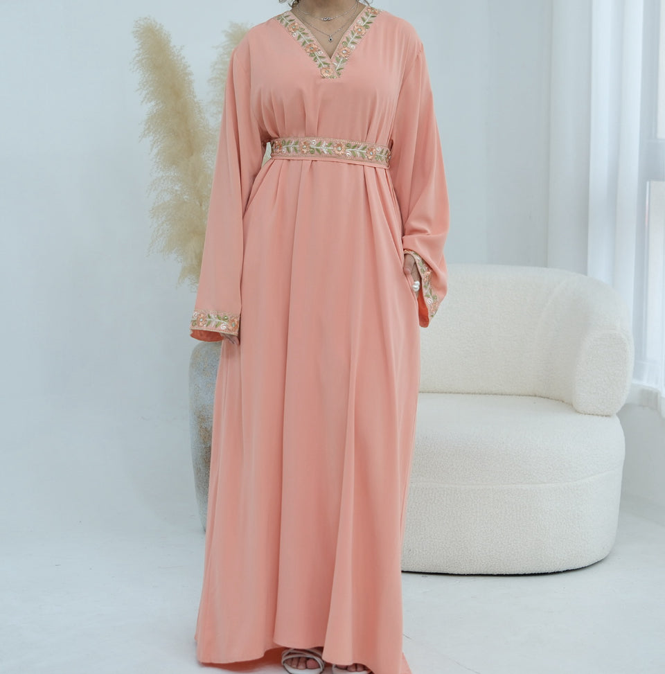 Abaya à col et ceinture brodée