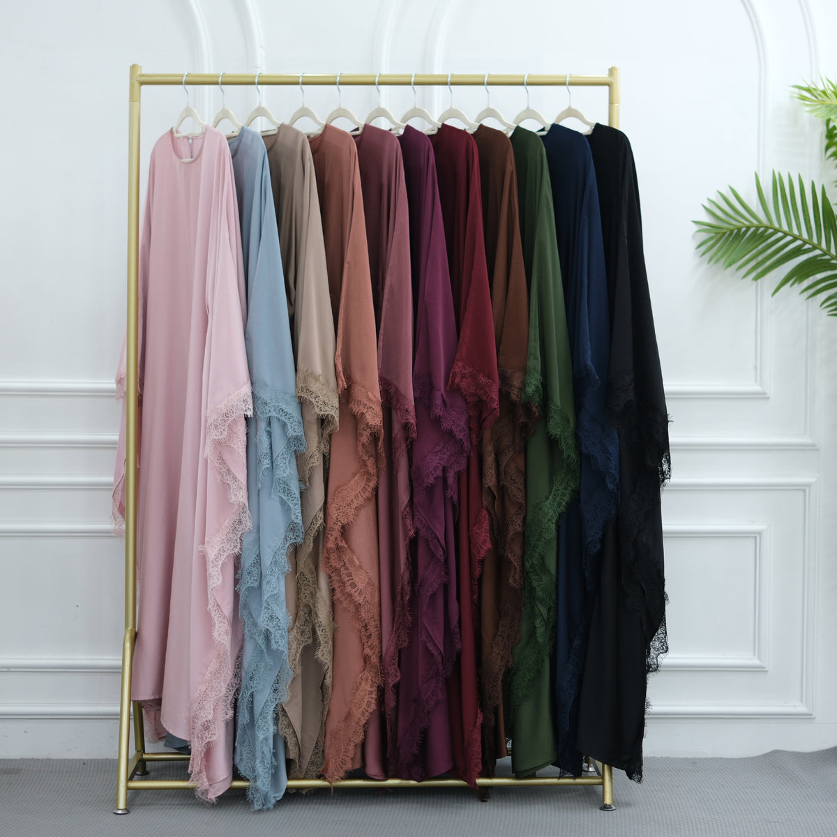 Abaya caftan satiné à dentelle