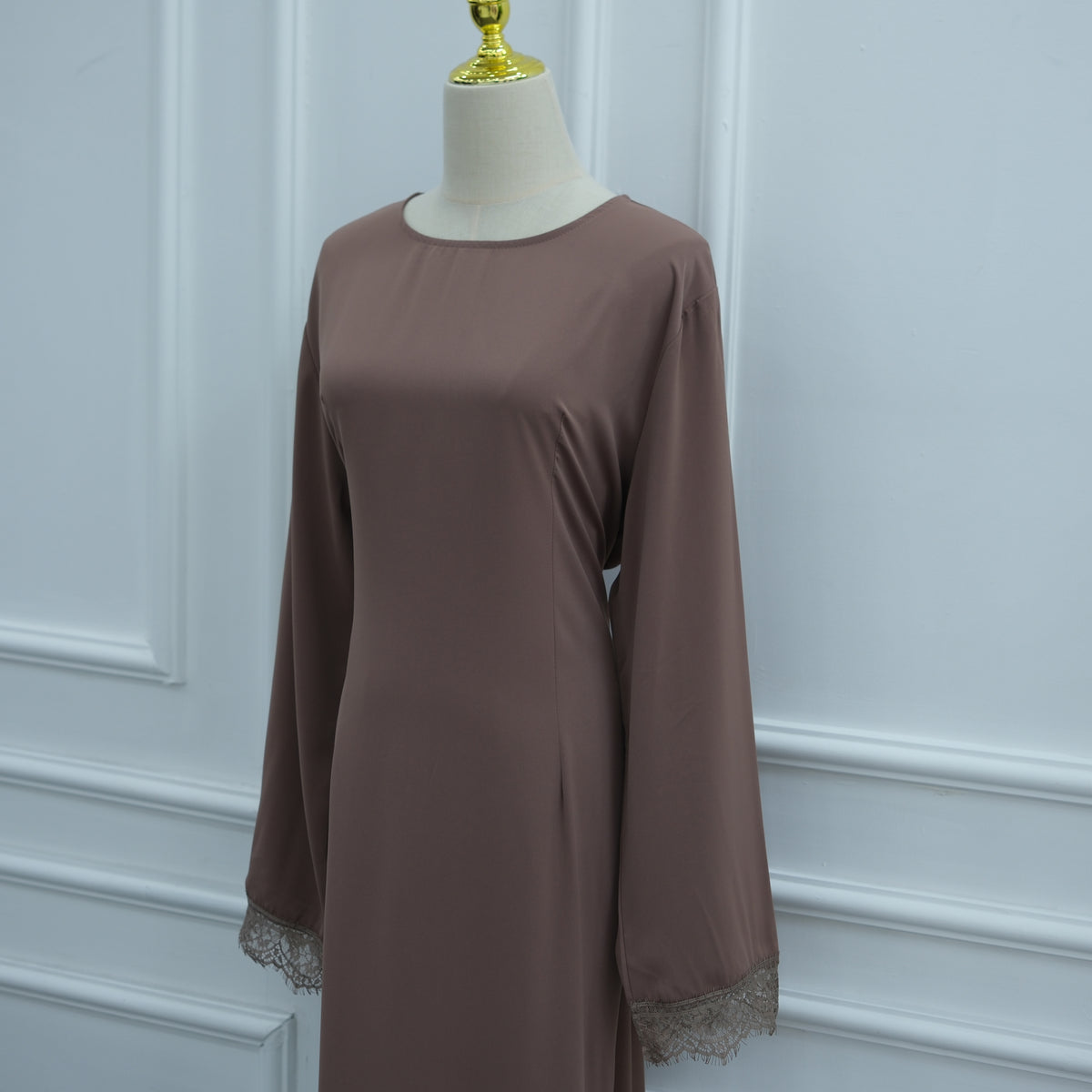Abaya à Cape Amovible et Finitions Dentelle