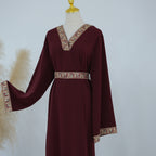 Abaya à col et ceinture brodée