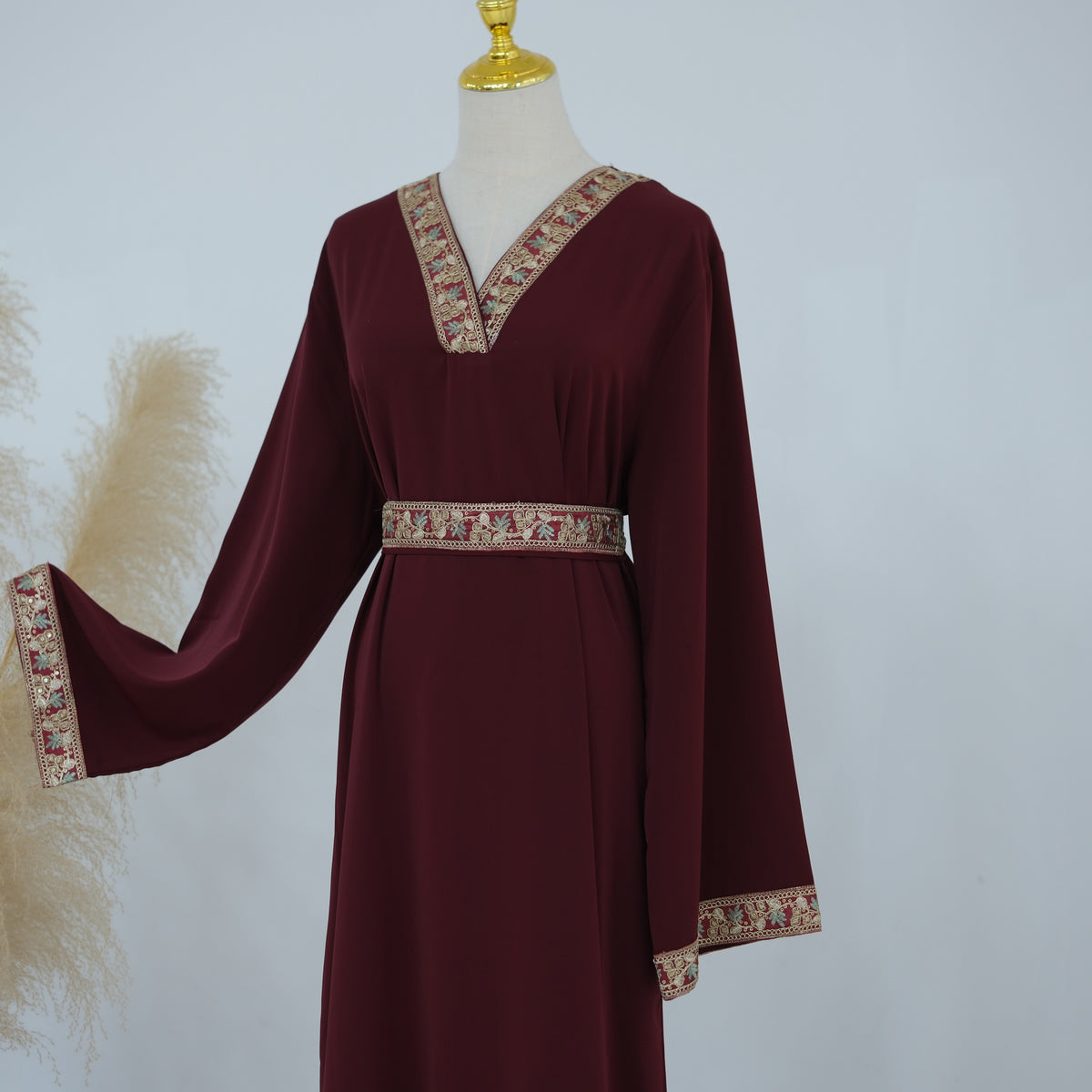 Abaya à col et ceinture brodée