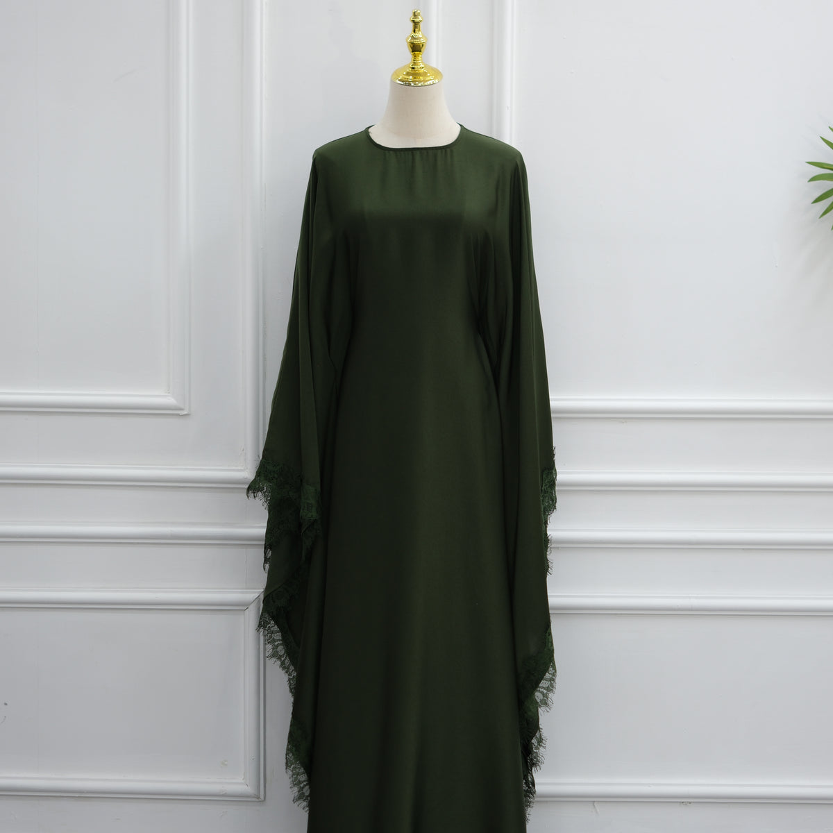 Abaya caftan satiné à dentelle