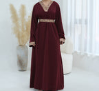 Abaya à col et ceinture brodée
