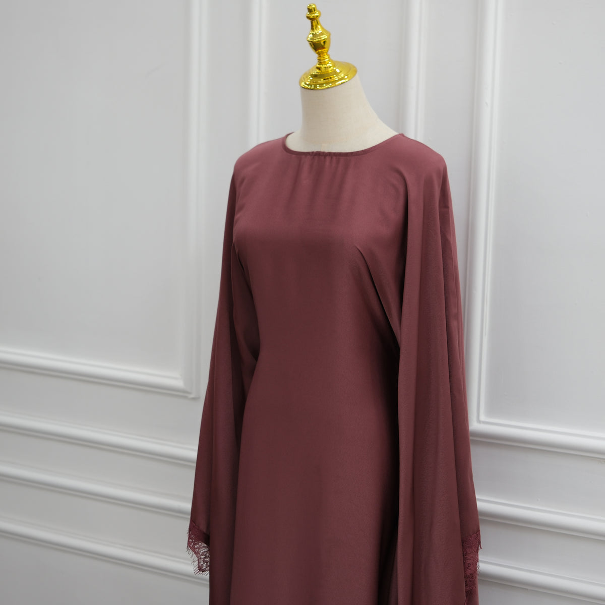 Abaya caftan satiné à dentelle
