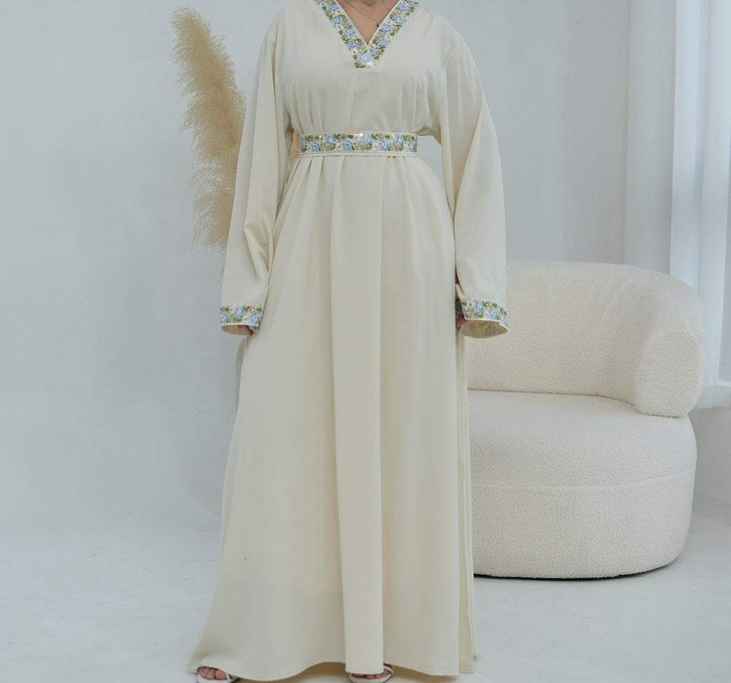 Abaya à col et ceinture brodée