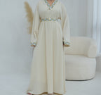 Abaya à col et ceinture brodée