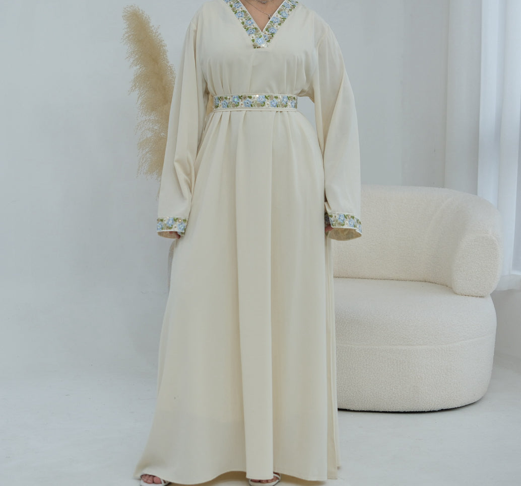 Abaya à col et ceinture brodée