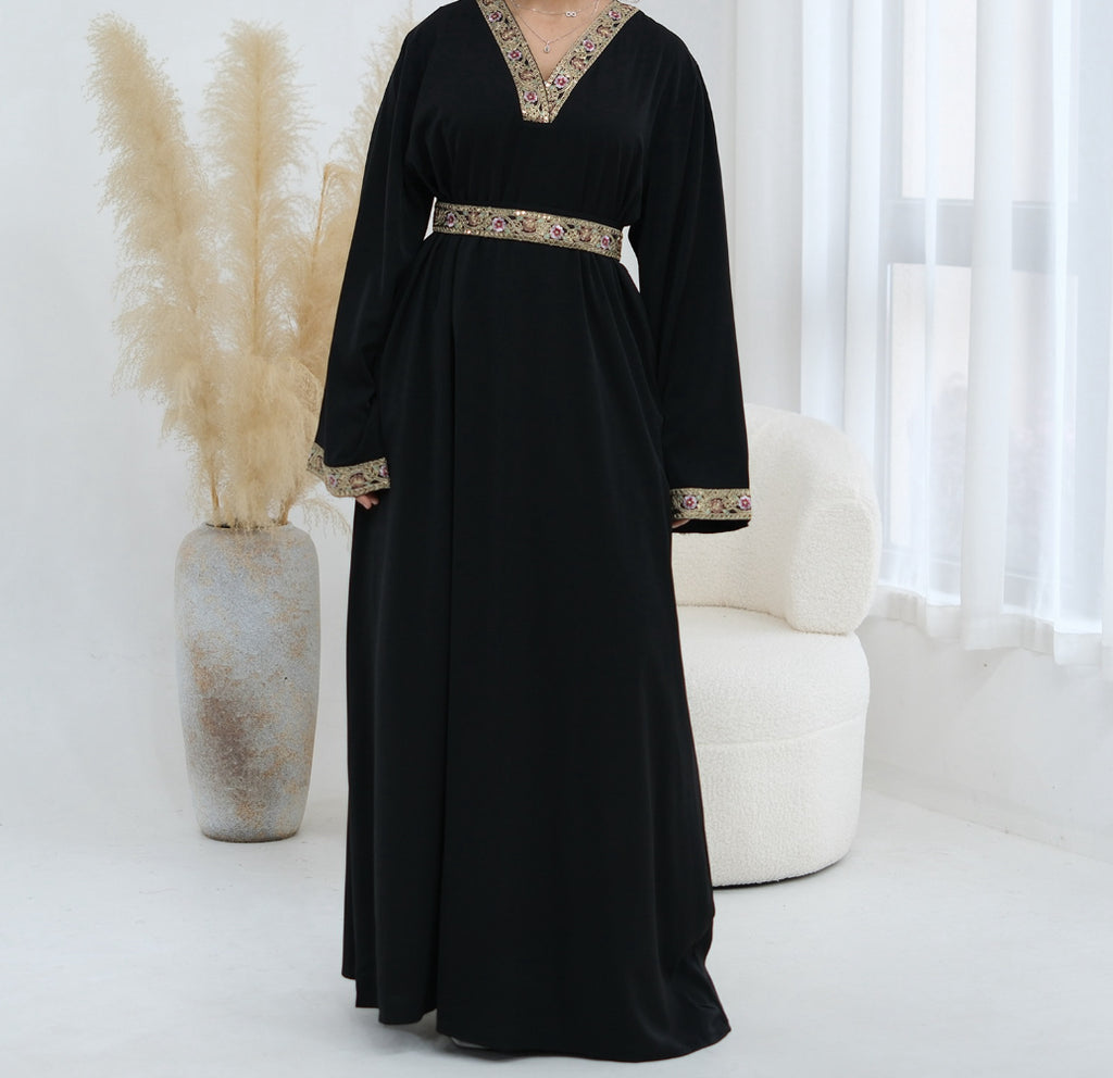 Abaya à col et ceinture brodée