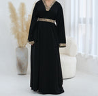 Abaya à col et ceinture brodée