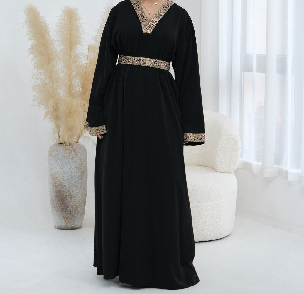 Abaya à col et ceinture brodée