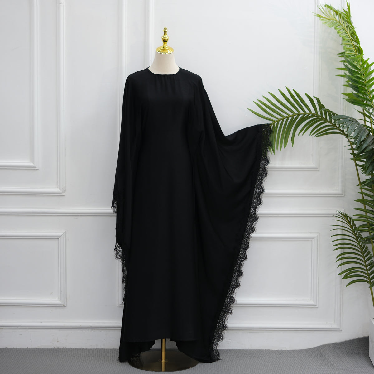 Abaya caftan satiné à dentelle
