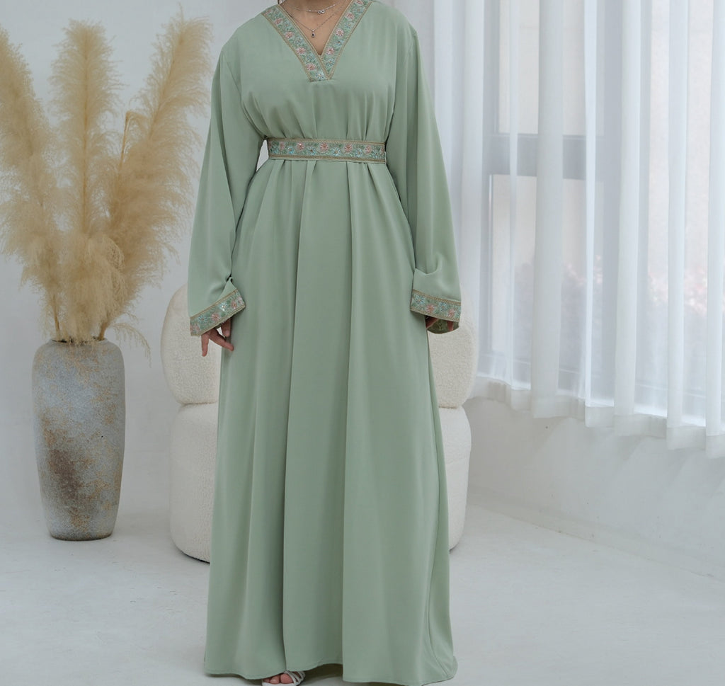 Abaya à col et ceinture brodée